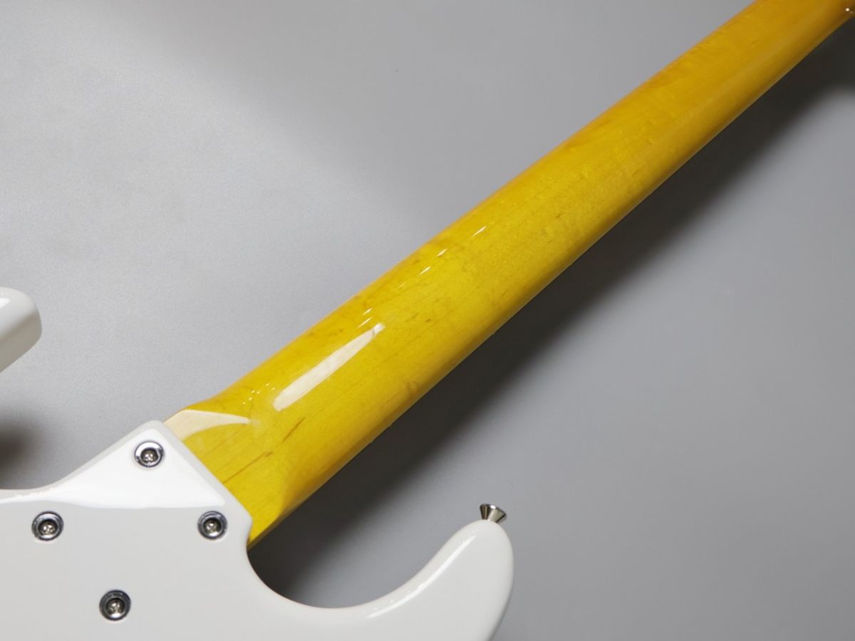 ホワイト ベースギター / gfc ジーエフシー / GMM-305 / WH GRECO／GM-CST WHITE FR〜ホワイト×ゴールドが輝くMモデルにロック式