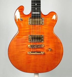 ナチュラル / 木目 系、メイプルトップ/マホガニーバックのエレキ