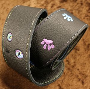 Grande uomo 【特注】 黒ねこ刺繍ストラップ 足跡Version(トルマリン) 【猫の刺繍】【革職人による高級ストラップ】