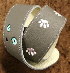 Grande uomo 【特注】 ロシアンブルーストラップ 足跡Version 【猫の刺繍】【革職人による高級ストラップ】