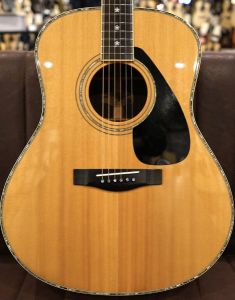 アコースティックギター、美品 James J-700CII NAT アコースティックギター 教本・お手入れ用品付き