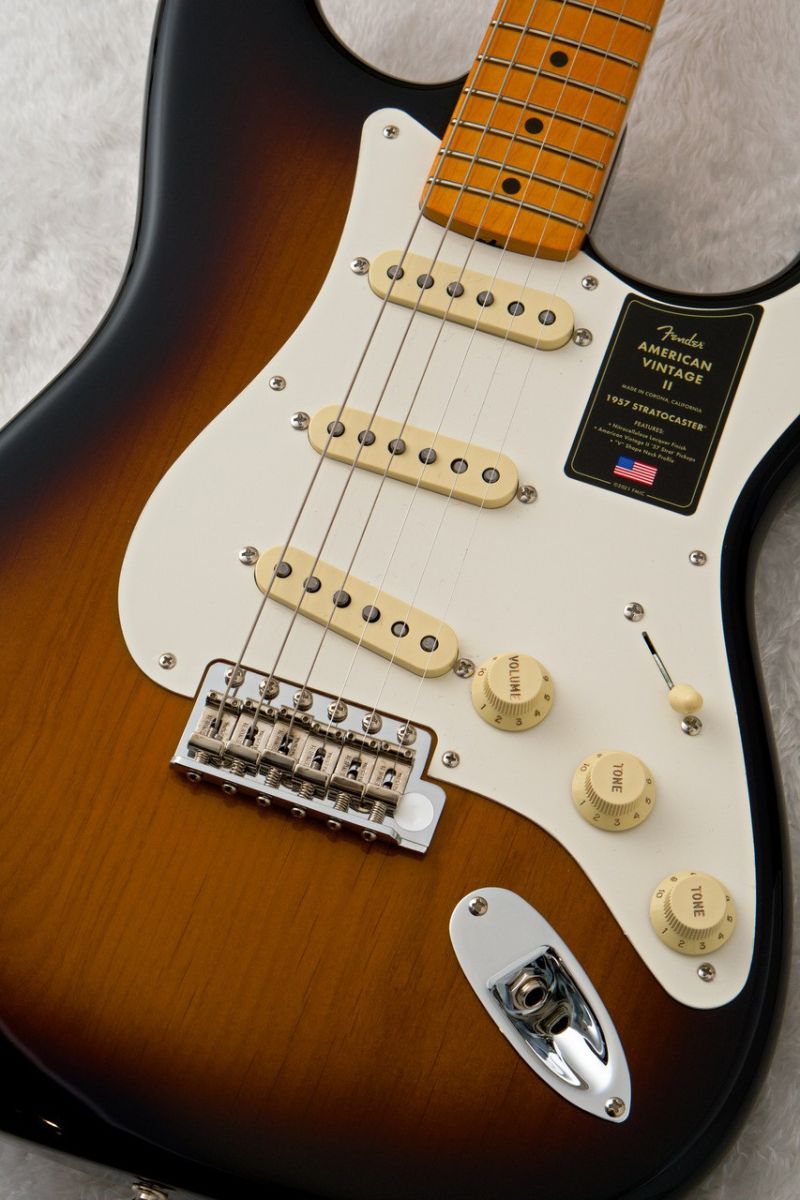 AMERICAN VINTAGE II 1957 STRATOCASTER 2-Color Sunburst / 2CS