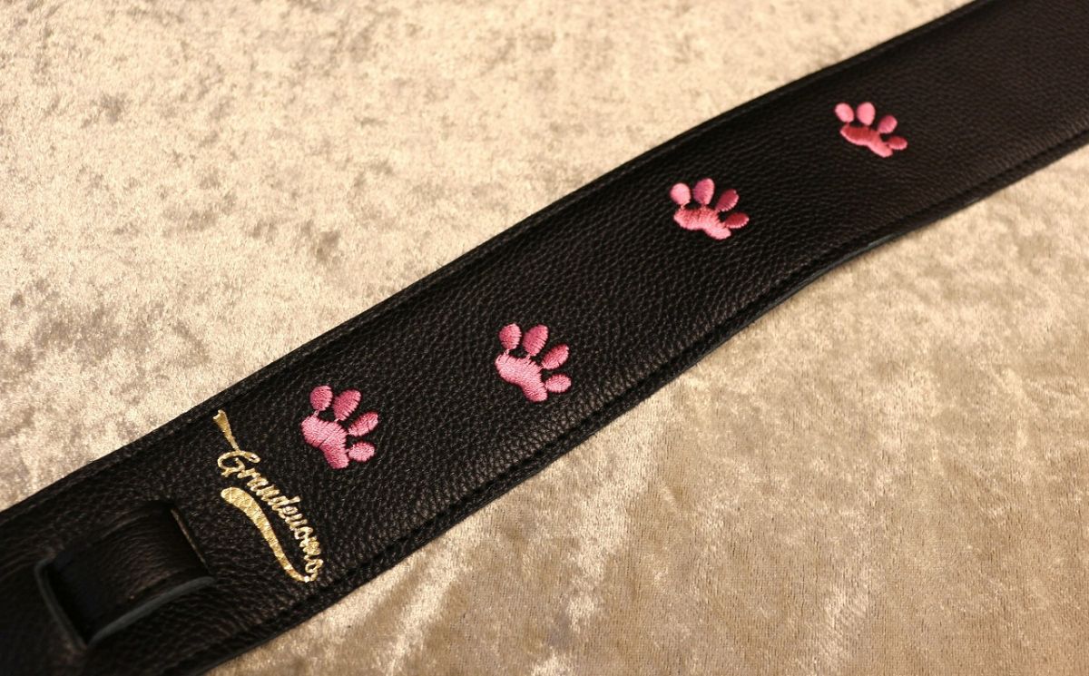 耳付き黒ねこ刺繍ストラップ 足跡Version(ルビー) | 【クロサワ楽器店