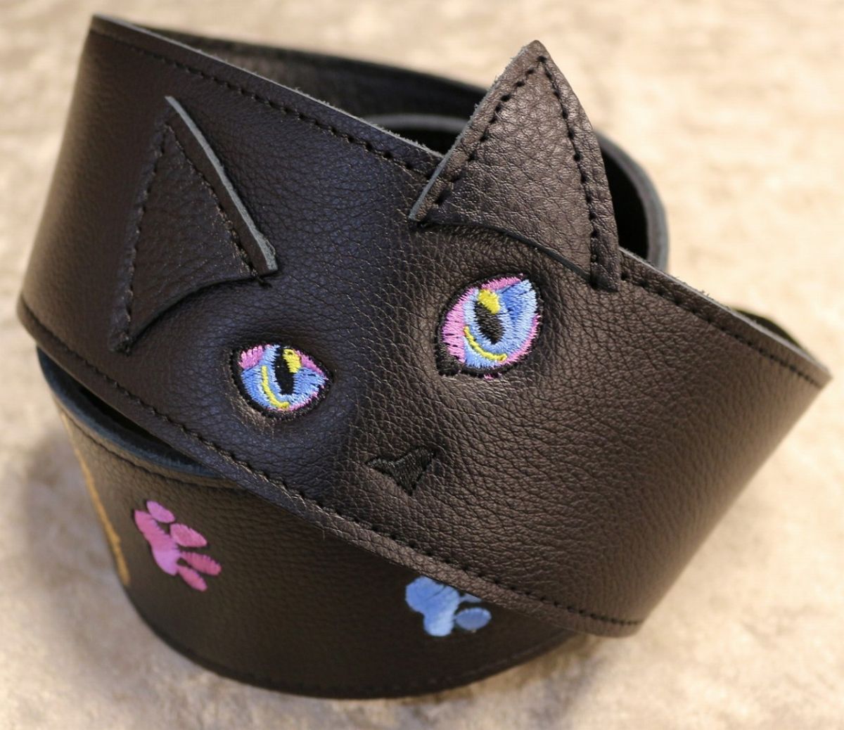 耳付き黒ねこ刺繍ストラップ 足跡Version(トルマリン) | 【クロサワ