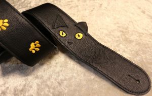 耳付き黒ねこ刺繍ストラップ 足跡Version(シトリン) | 【クロサワ楽器