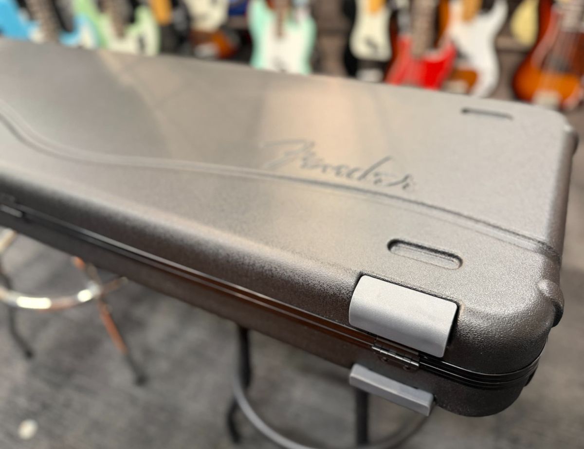 USED】DELUXE MOLDED CASE ELECTRIC BASS【エレキベース用ハードケース