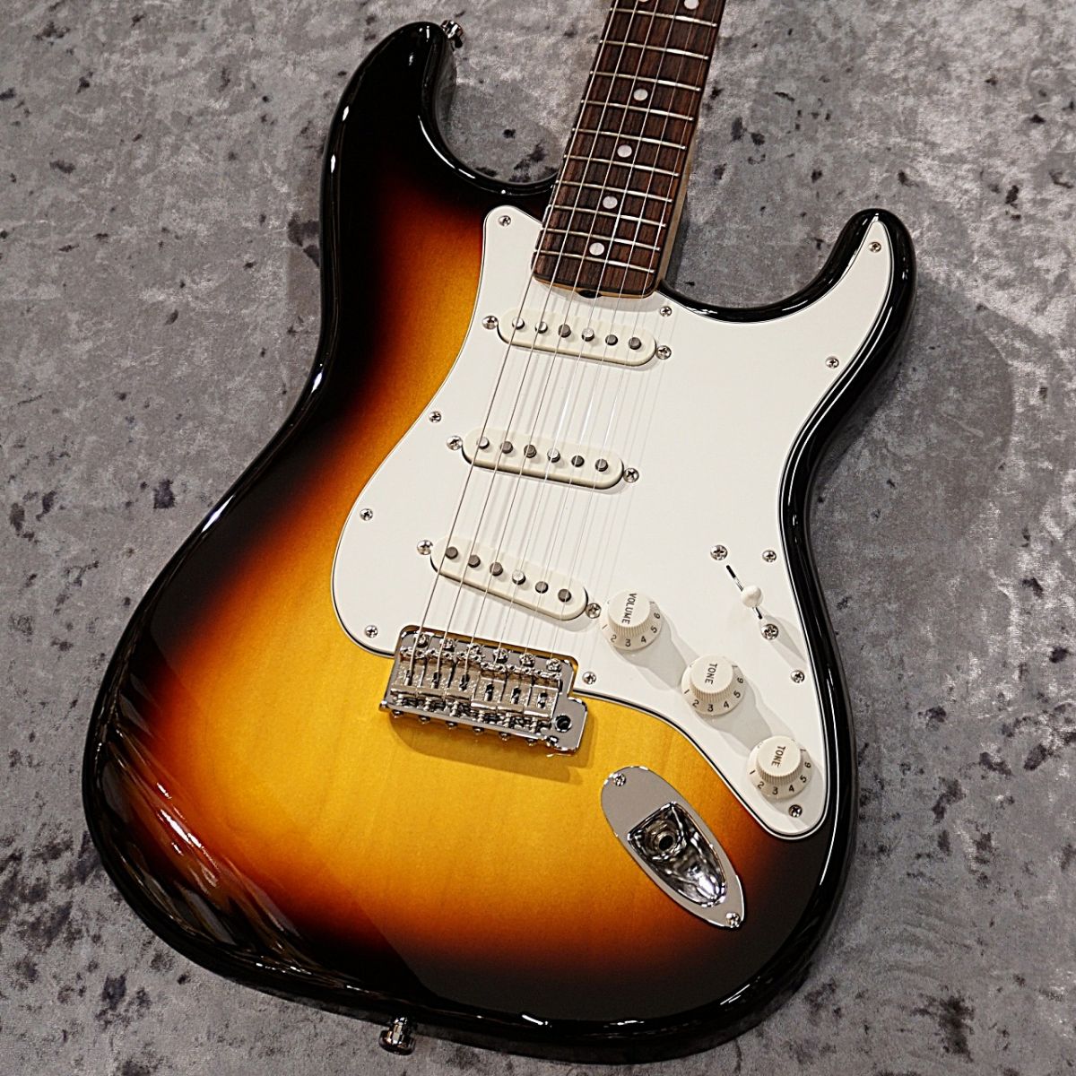 Made in Japan Traditional Late 60s Stratocaster 3-Color Sunburst