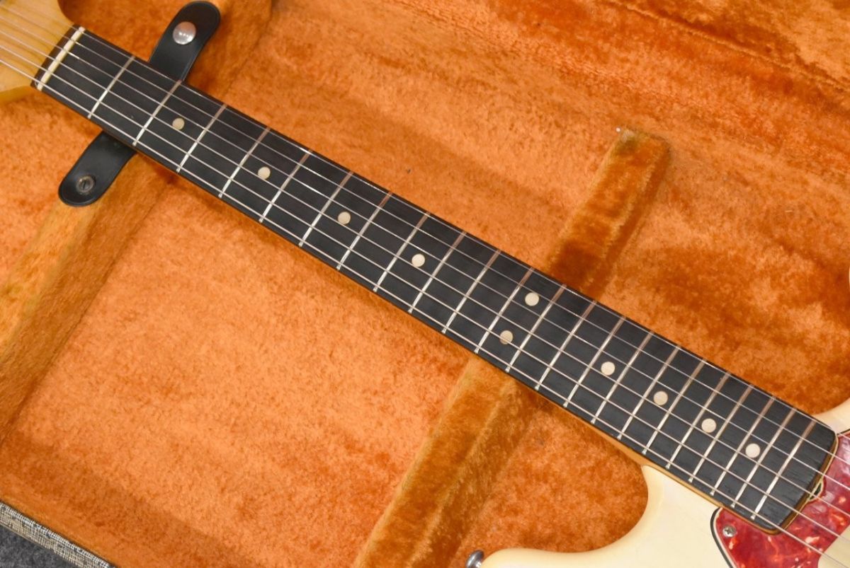 1965-66 Mustang White【3.28kg、ブラジリアンローズウッド指板